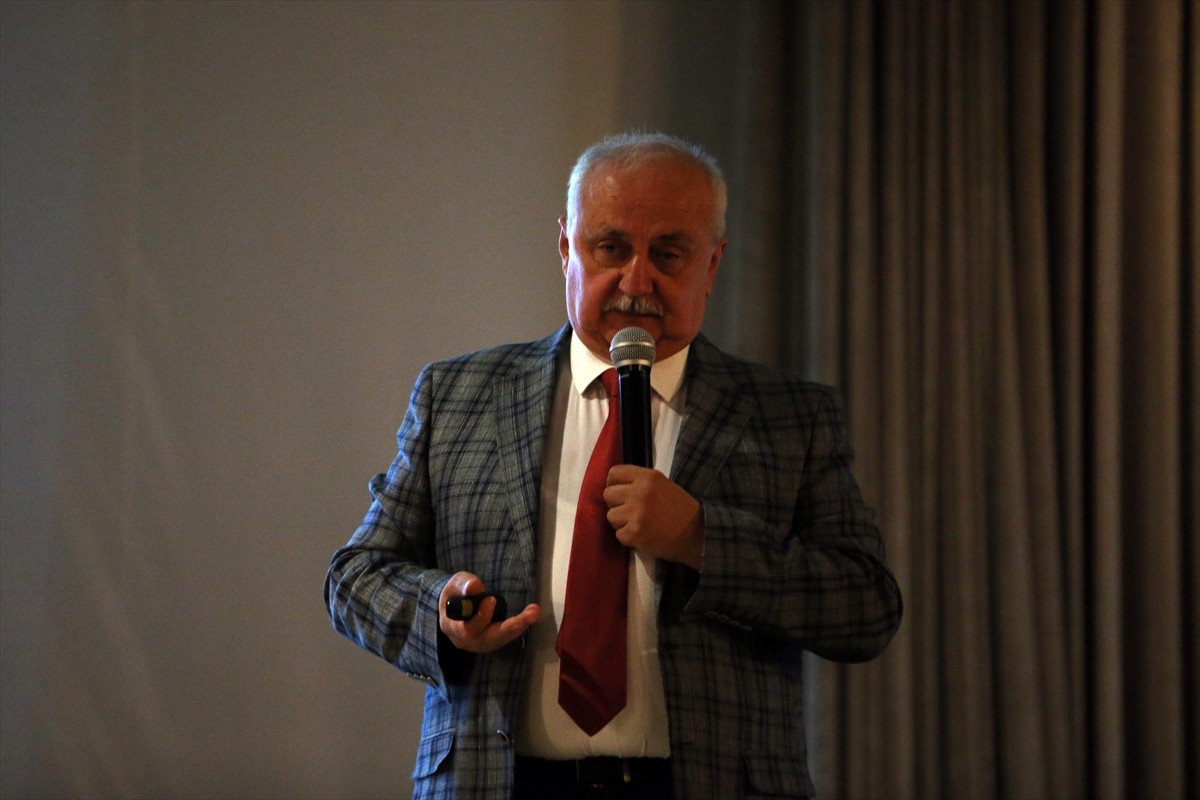 Bursa'da düzenlenen "Sağlıkta su ve önemi" konulu konferansta suyun hayati rolü ve tasarrufunun...