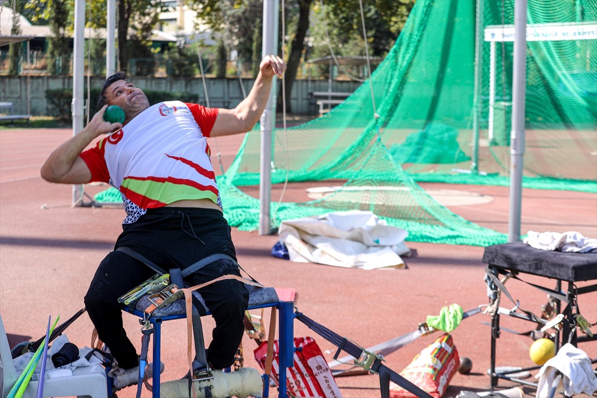 Bursa'da hazırlıklarını sürdüren engelli milli atletler Hamid Haydari, Muhammed Kalvandi...