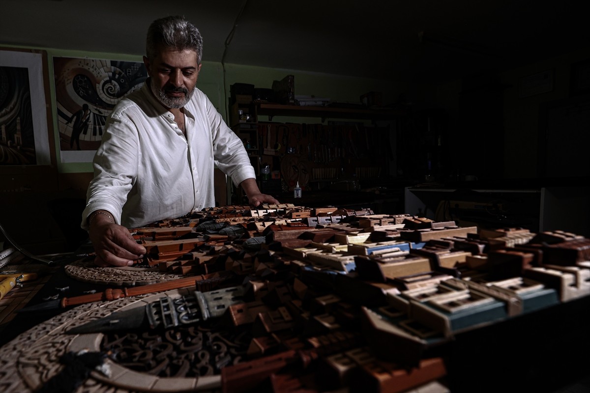 Bursa'da yaşayan Kültür ve Turizm Bakanlığı sanatçısı Semih Çelebi, 6 sanat dalını birlikte...