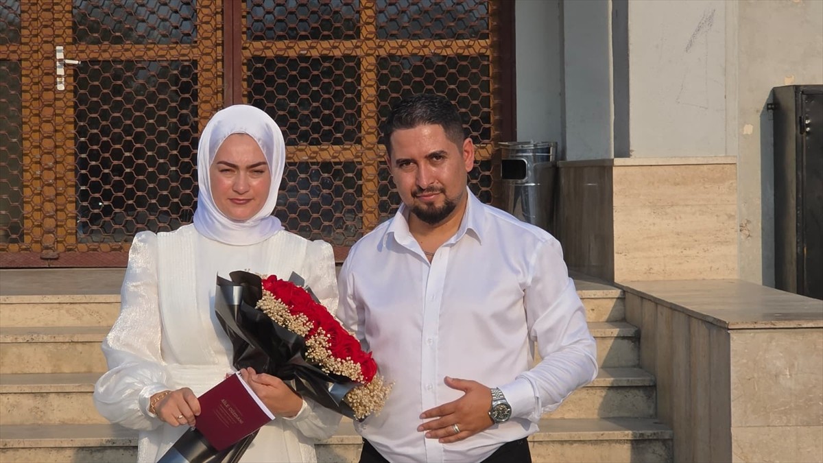 Bursa'nın İnegöl ilçesinde nikahlarına geç kalmak üzere olan Namık Kar ve Hacer Gevaş çiftinin...