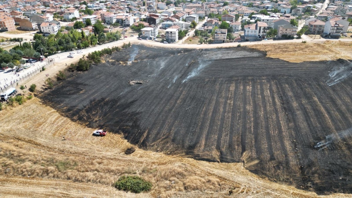 Bursa'nın İnegöl ilçesinde yerleşim yerine yakın alanda çıkan anız yangını itfaiye ekiplerince...