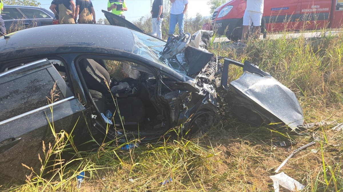 Bursa'nın Orhangazi ilçesinde 2 otomobilin çarpıştığı kazada 4 kişi yaralandı