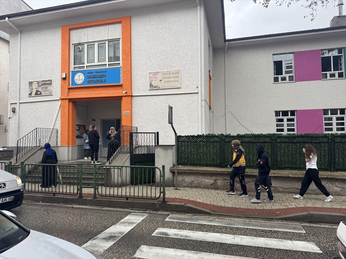 Bursa'nın Osmangazi ilçesinde ortaokuldaki 6 öğrenci, zehirlenme şüphesiyle hastaneye...