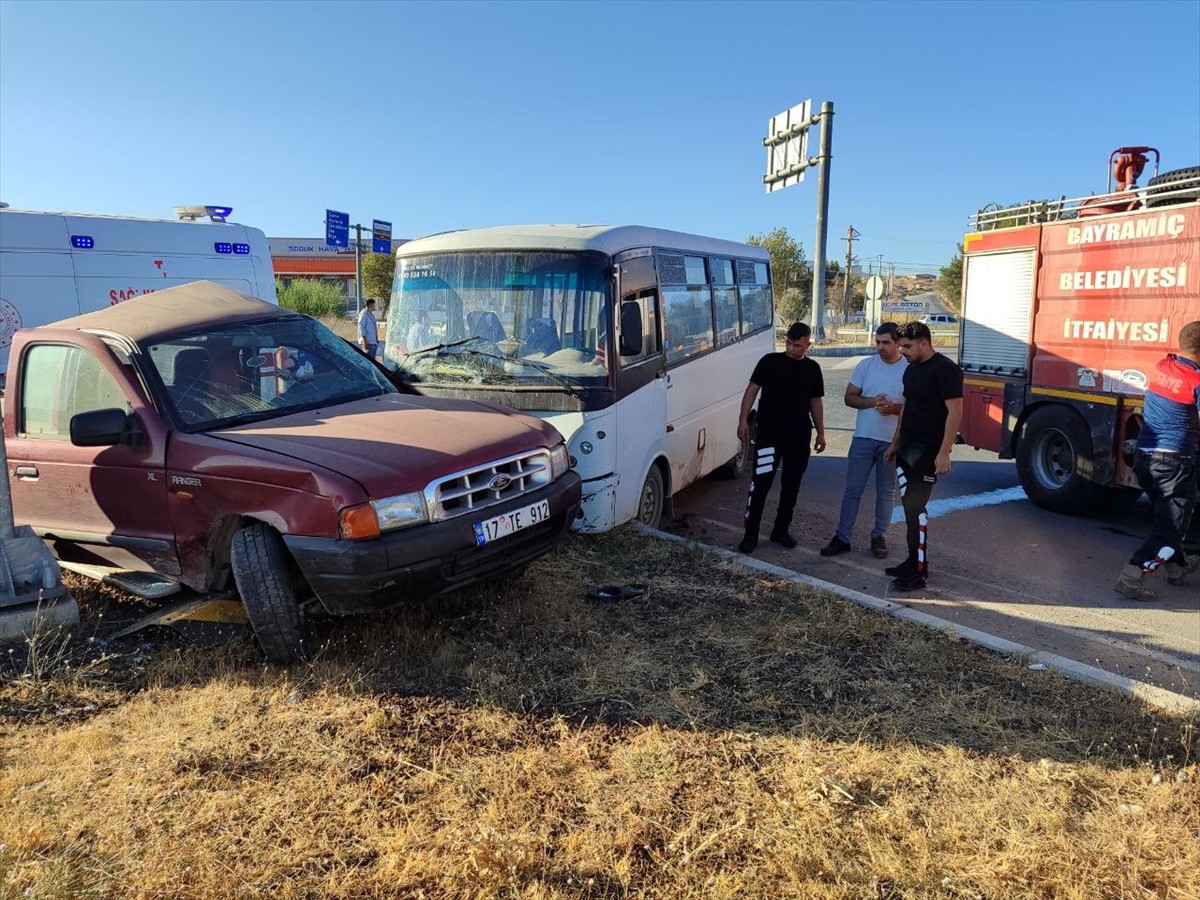 Çanakkale'nin Bayramiç ilçesinde işçi servisiyle kamyonetin çarpışması sonucu 5 kişi...