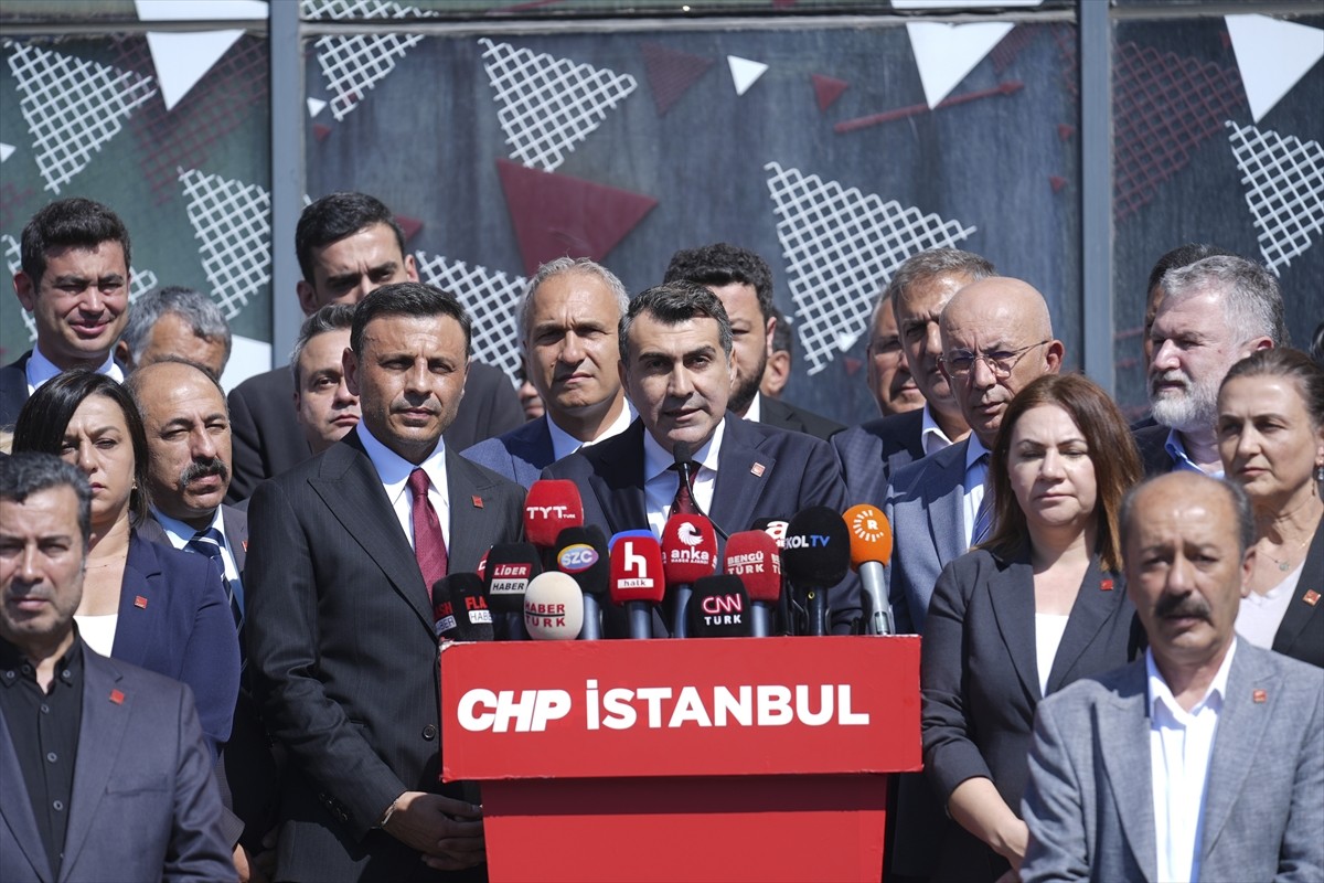 CHP'nin 81 il başkanı, mahkemenin "tedbiren görevden uzaklaştırma ve kayyum" kararına tepki...