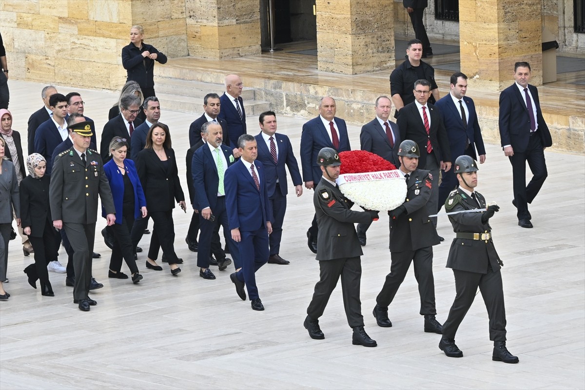 CHP Genel Başkanı Özgür Özel, 22. Olağanüstü Kurultay'da seçilen Parti Meclisi (PM), Yüksek...