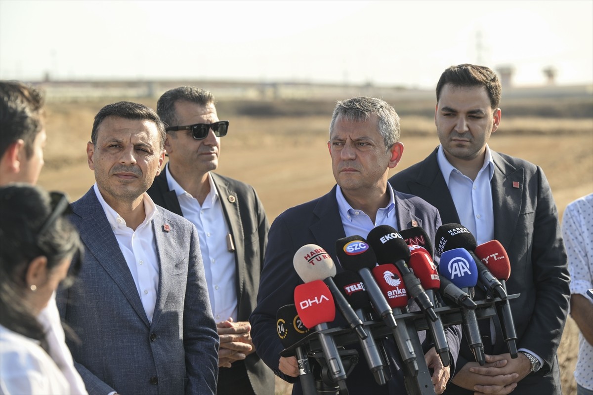 CHP Genel Başkanı Özgür Özel, Marmara Kapalı Ceza İnfaz Kurumu önünde gazetecilere açıklamalarda...