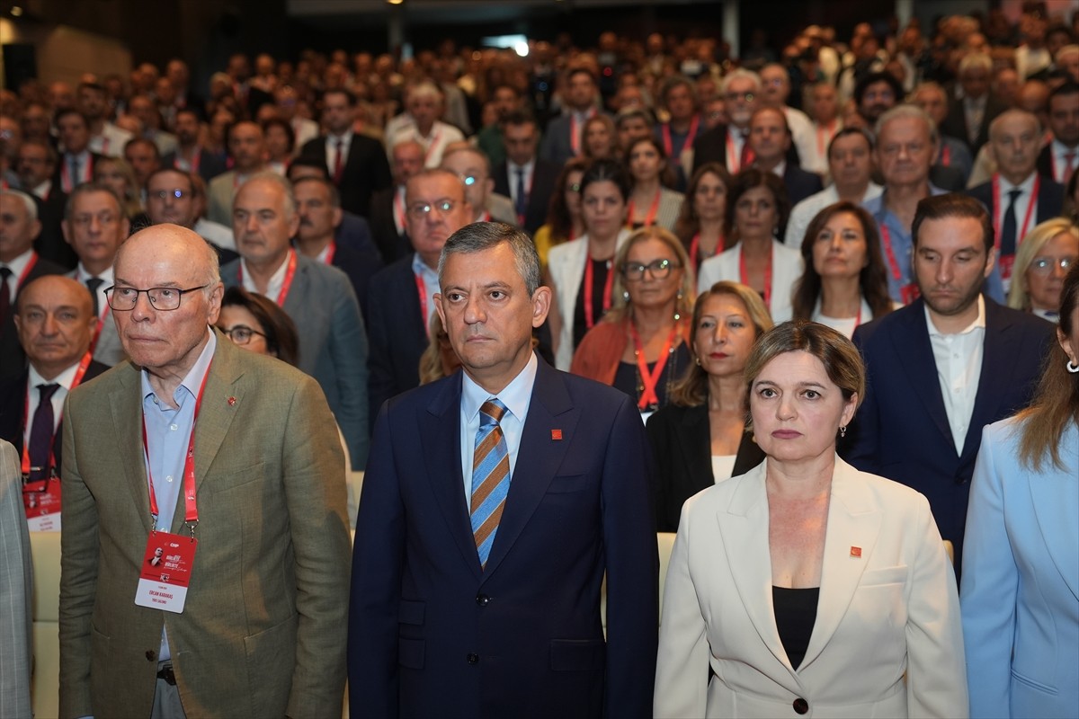CHP Genel Başkanı Özgür Özel (ortada), partisinin genel merkezinde, kuruluş haftası kapsamında...