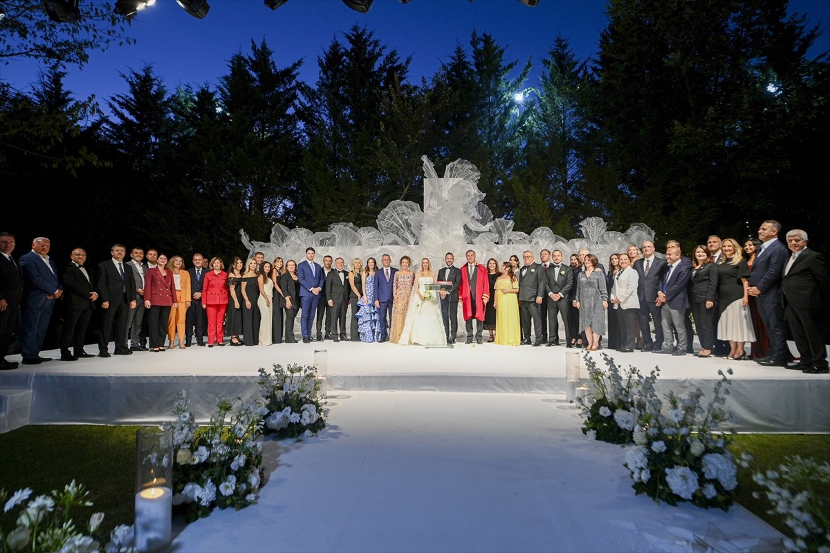 CHP Genel Başkanı Özgür Özel, partisinin Genel Başkan Yardımcısı Gökan Zeybek'in oğlu Lütfü...