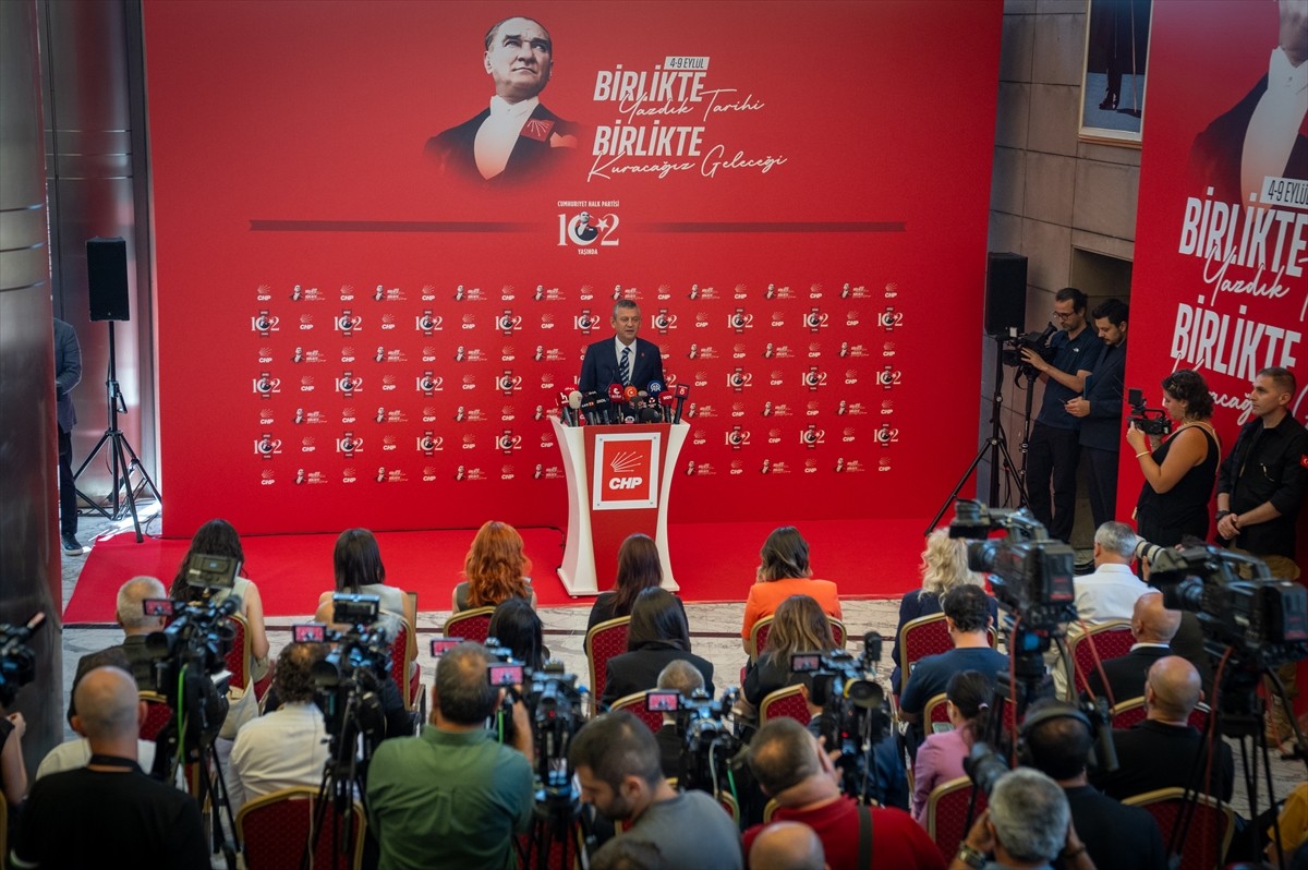 CHP Genel Başkanı Özgür Özel, partisinin kuruluş haftası etkinlikleri kapsamında CHP Genel...