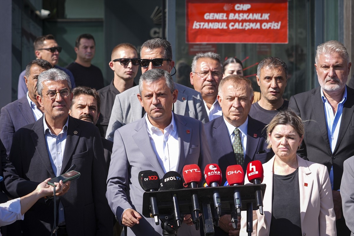 CHP Genel Başkanı Özgür Özel (sol 2), CHP İstanbul İl Başkanlığı'nda düzenlenecek Merkez Yönetim...