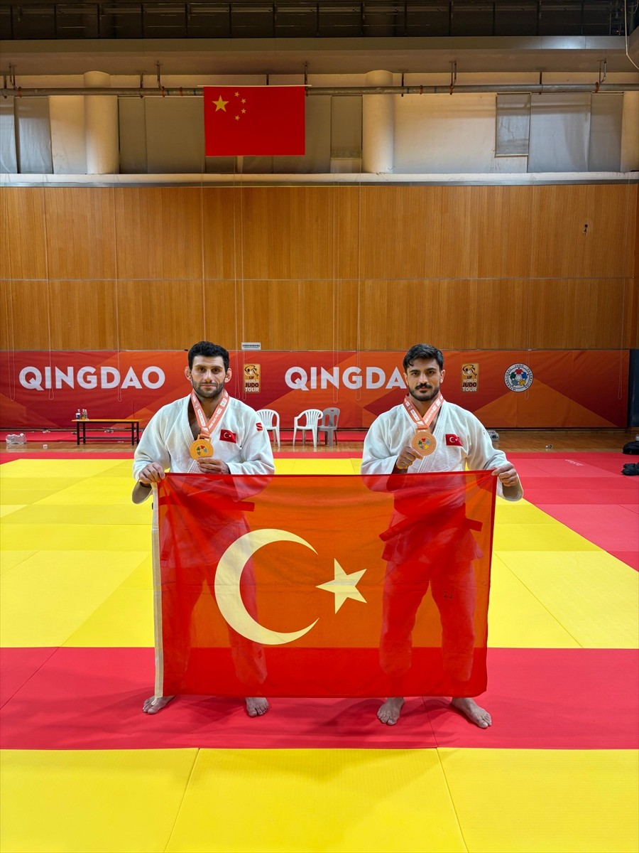 Çin'de düzenlenen Qingdao Grand Prix 2025'te milli judocular Ejder Toktay (sağda) ve Vedat...