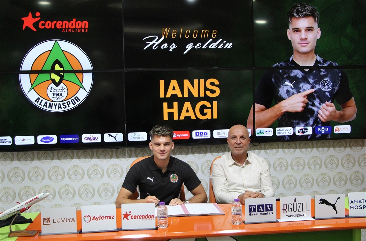 Corendon Alanyaspor, İskoçya Ligi takımlarından Rangers'ta forma giyen 26 yaşındaki Rumen orta...