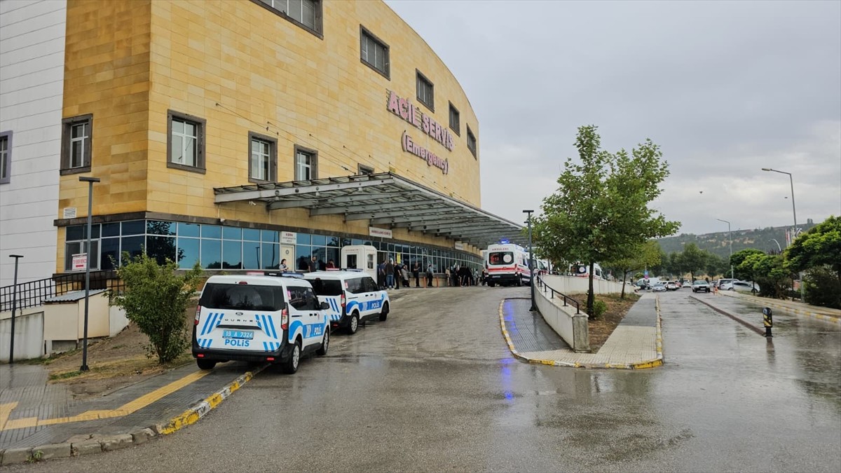 Çorum'da meydana gelen üç trafik kazasında 17 kişi yaralandı. Yaralılar, sağlık ekiplerinin...