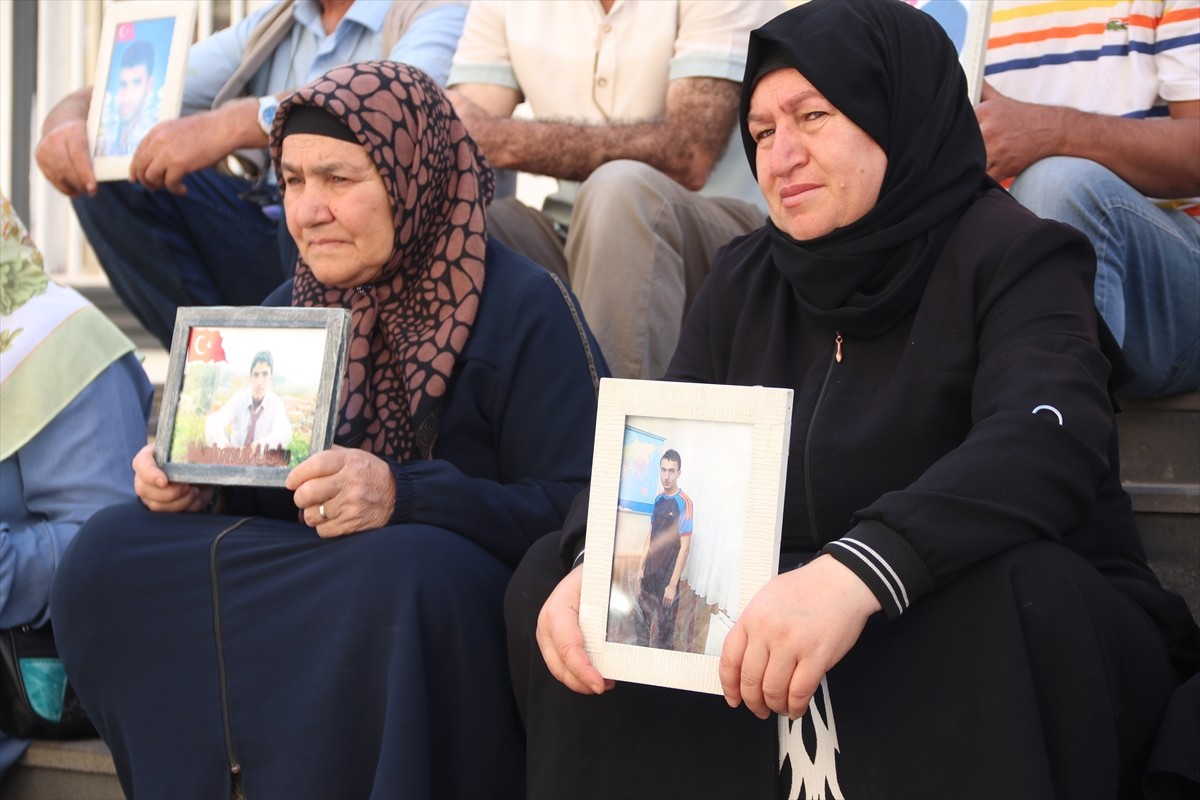 Dağa kaçırılan çocukları için eski HDP il binası önünde oturma eylemi yapan Diyarbakır anneleri...