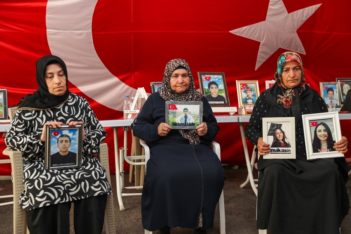 Dağa kaçırılan çocukları için eski HDP il binası önünde oturma eylemi yapan Diyarbakır anneleri...