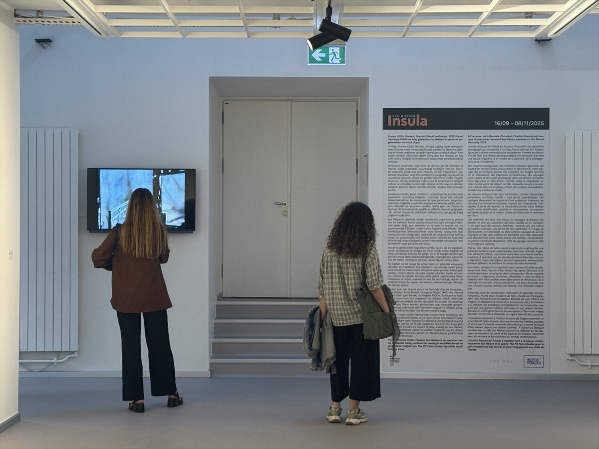 Danimarkalı ve Fransız sanatçı Eva Nielsen'in "Insula" ve Fransız sanatçı Alice Pallot'un "Algues...