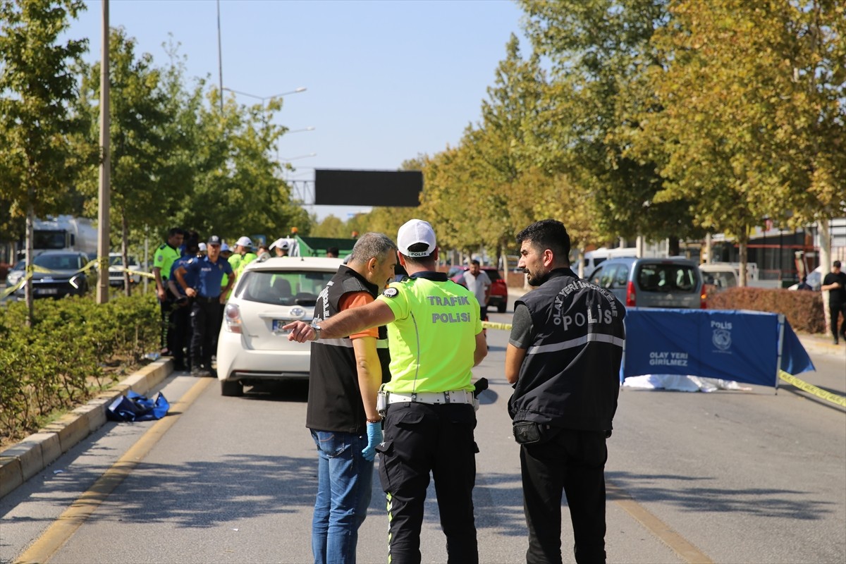 Denizli'nin Merkezefendi ilçesinde otomobilin çarptığı 45 yaşındaki kadın hayatını kaybetti. Olay...