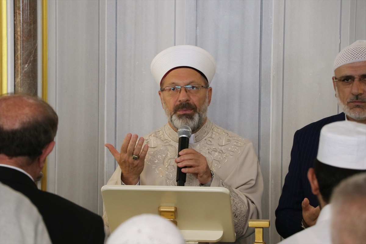 Diyanet İşleri Başkanı Ali Erbaş,  Yalova Esenköy Merkez Camisi'nde "İlim hakkı bilmektir" temalı...