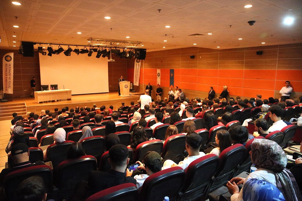 Diyarbakır'da Dicle Üniversitesinde (DÜ) 2025-2026 akademik yılında ilk dersin teması İsrail'in...