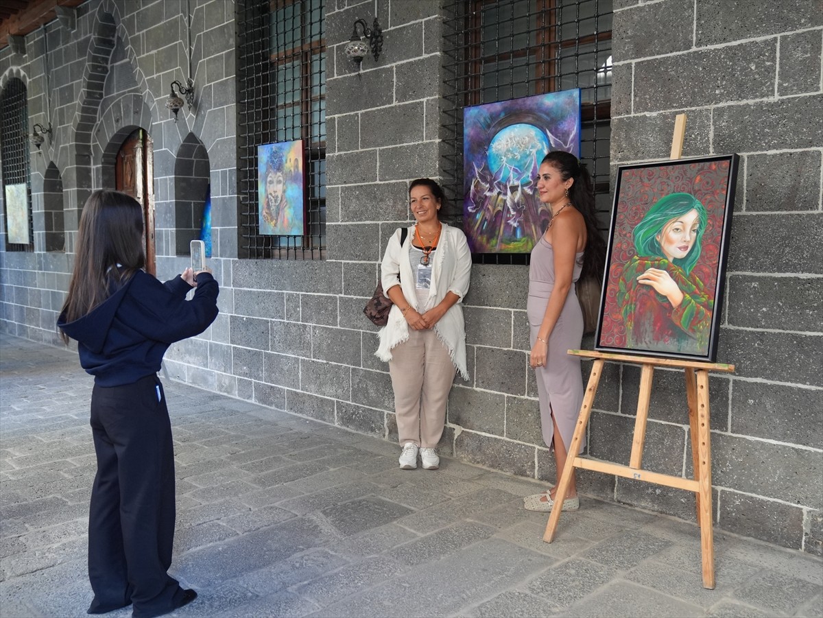 Diyarbakır'da tarihi kilisede düzenlenen sergide 3 ülkeden 7 ressamın çizdiği Diyarbakır temalı 17...