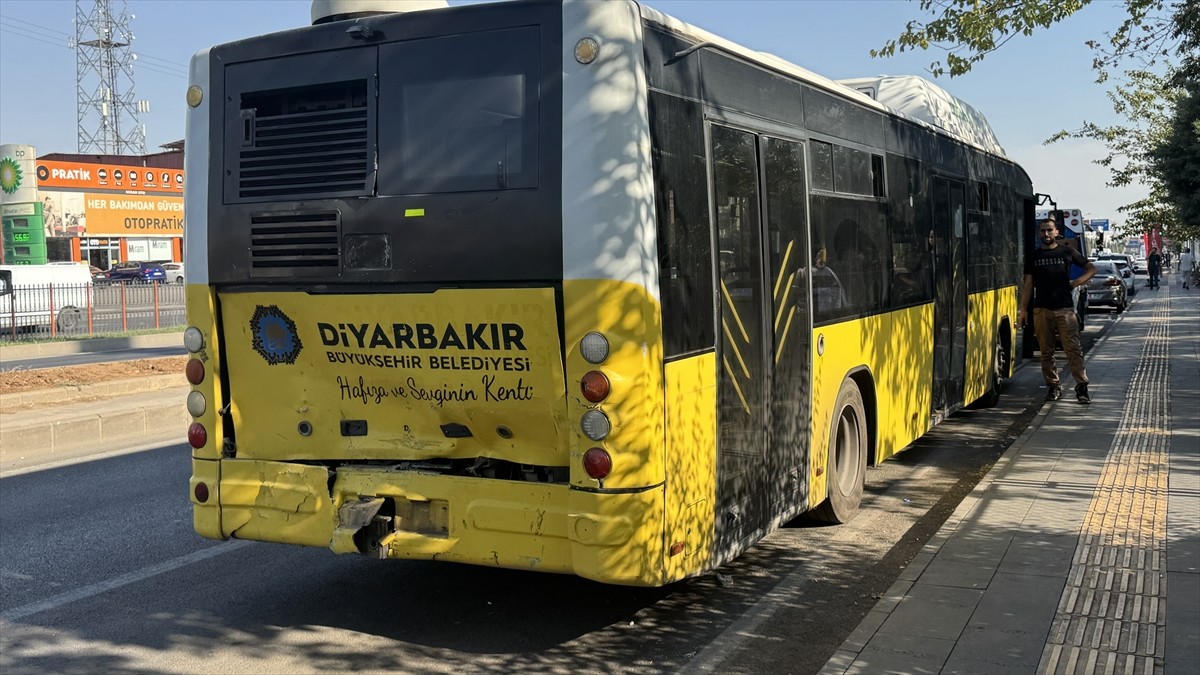 Diyarbakır'da yolcu minibüsünün, durakta bekleyen belediye otobüsüne arkadan çarpması sonucu 25...