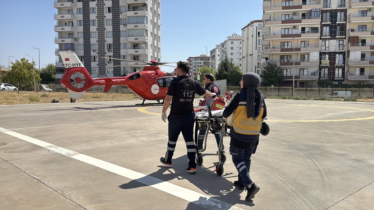Diyarbakır'ın Çermik ilçesinde kalp krizi geçiren kişi, ambulans helikopterle hastaneye...