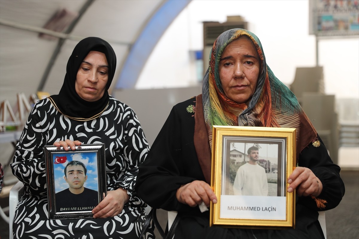Diyarbakır annelerinin dağa kaçırılan çocukları için eski HDP il binası önündeki oturma eylemine...