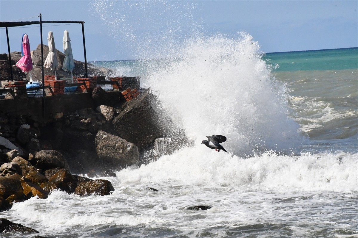 Düzce'de olumsuz hava ve deniz şartları nedeniyle denize girişlere izin verilmiyor. Kuvvetli...