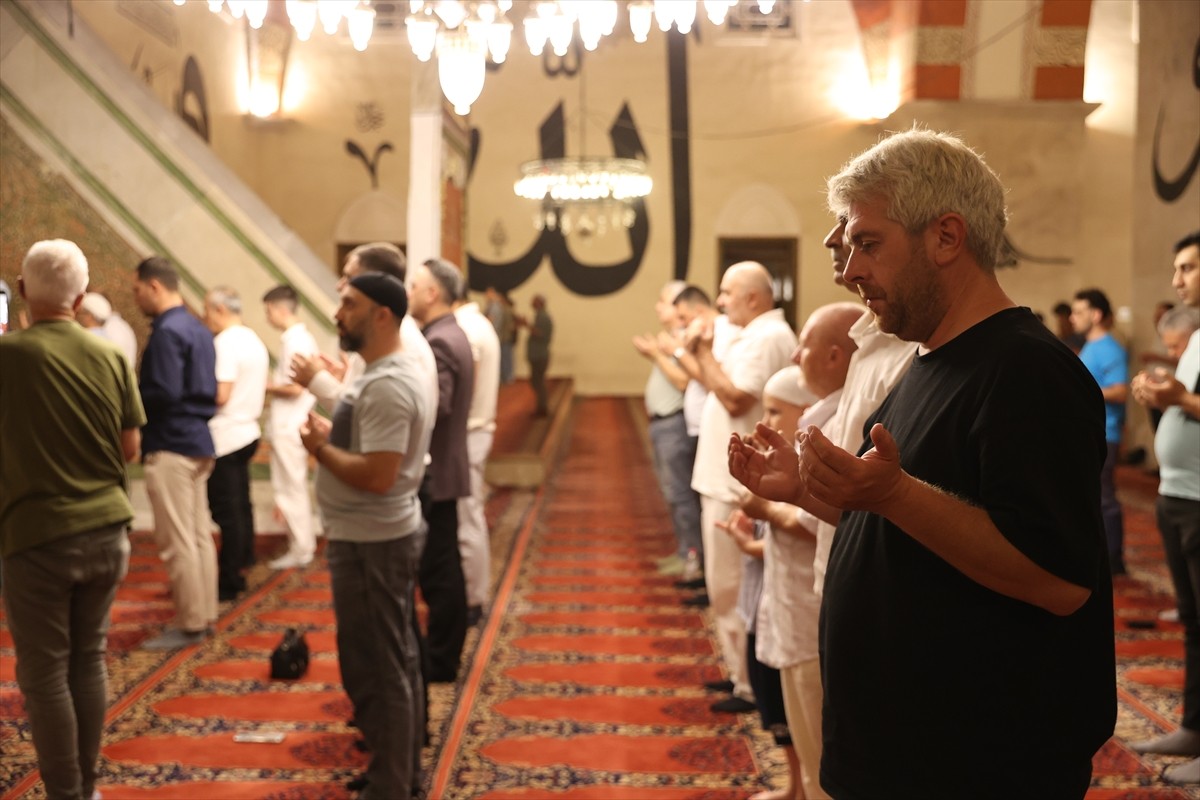 Edirne'de, Eski Cami'de Mevlit Kandili idrak edildi. Programda Kur'an-ı Kerim ve ilahiler okundu.