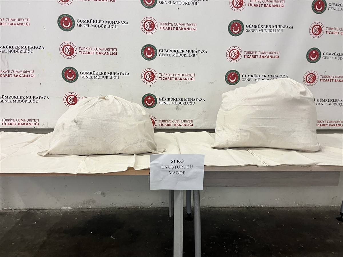 Edirne'de Kapıkule Sınır Kapısı'nda düzenlenen uyuşturucu operasyonunda 51 kilogram sentetik...