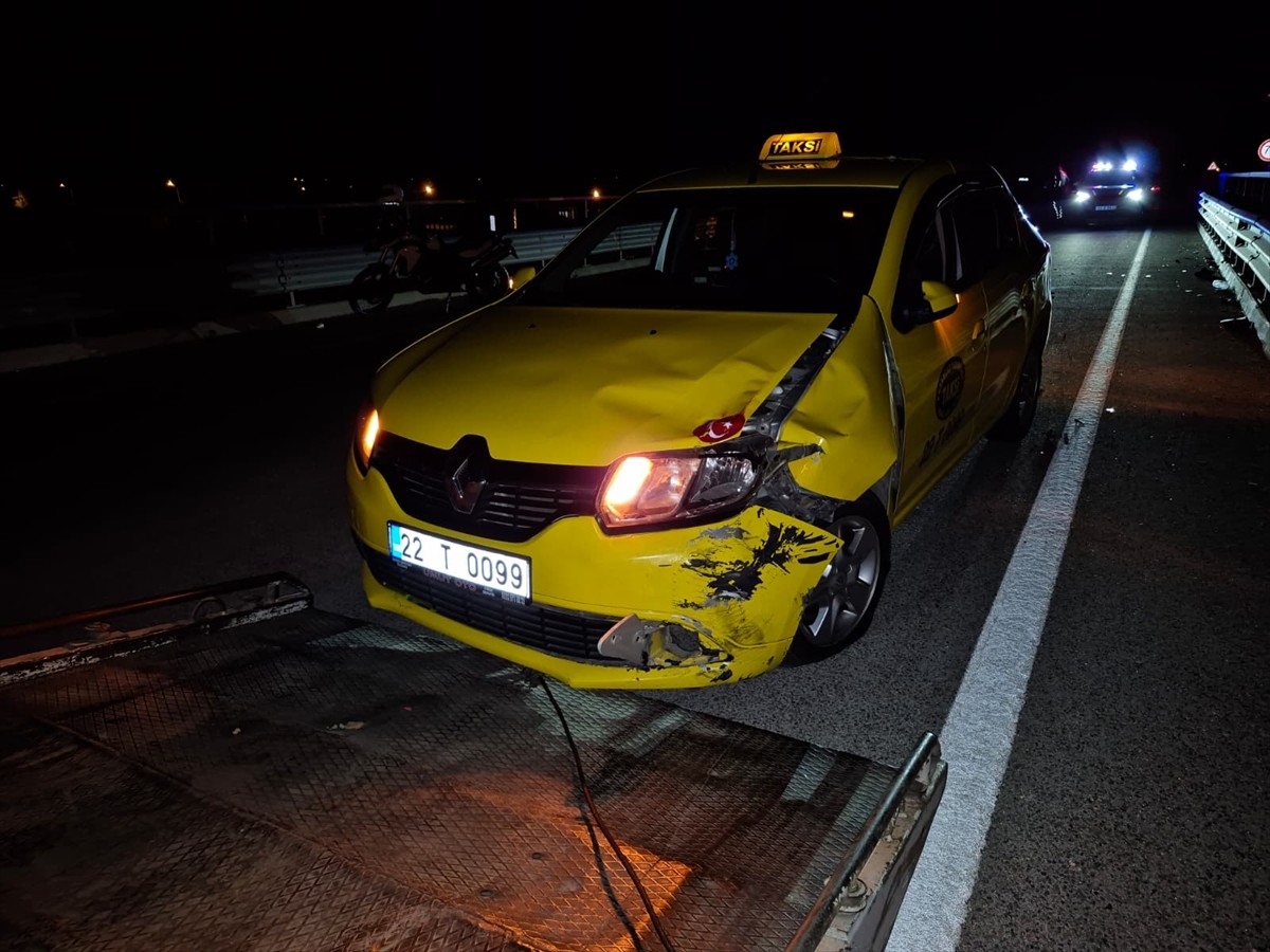 Edirne'de taksi ile elektrikli motosikletin çarpışması sonucu iki kişi yaralandı.