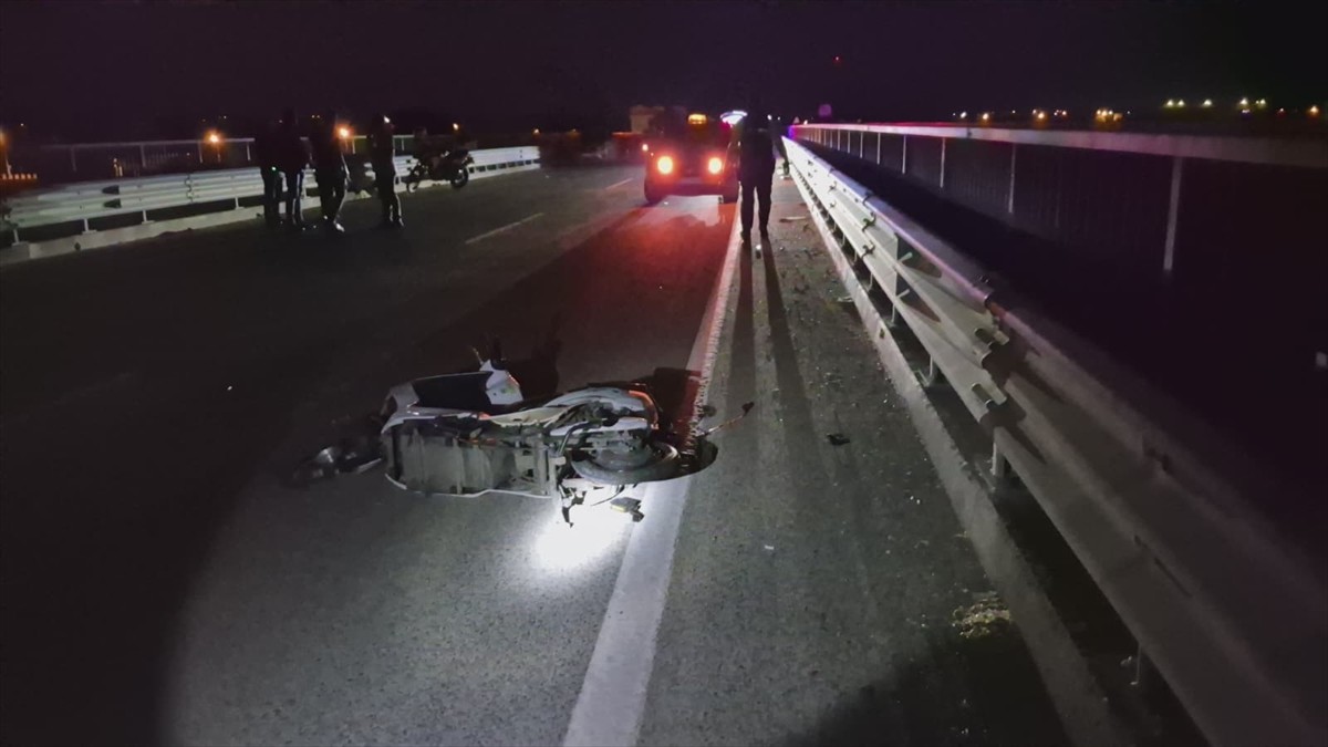 Edirne'de taksi ile elektrikli motosikletin çarpışması sonucu iki kişi yaralandı.