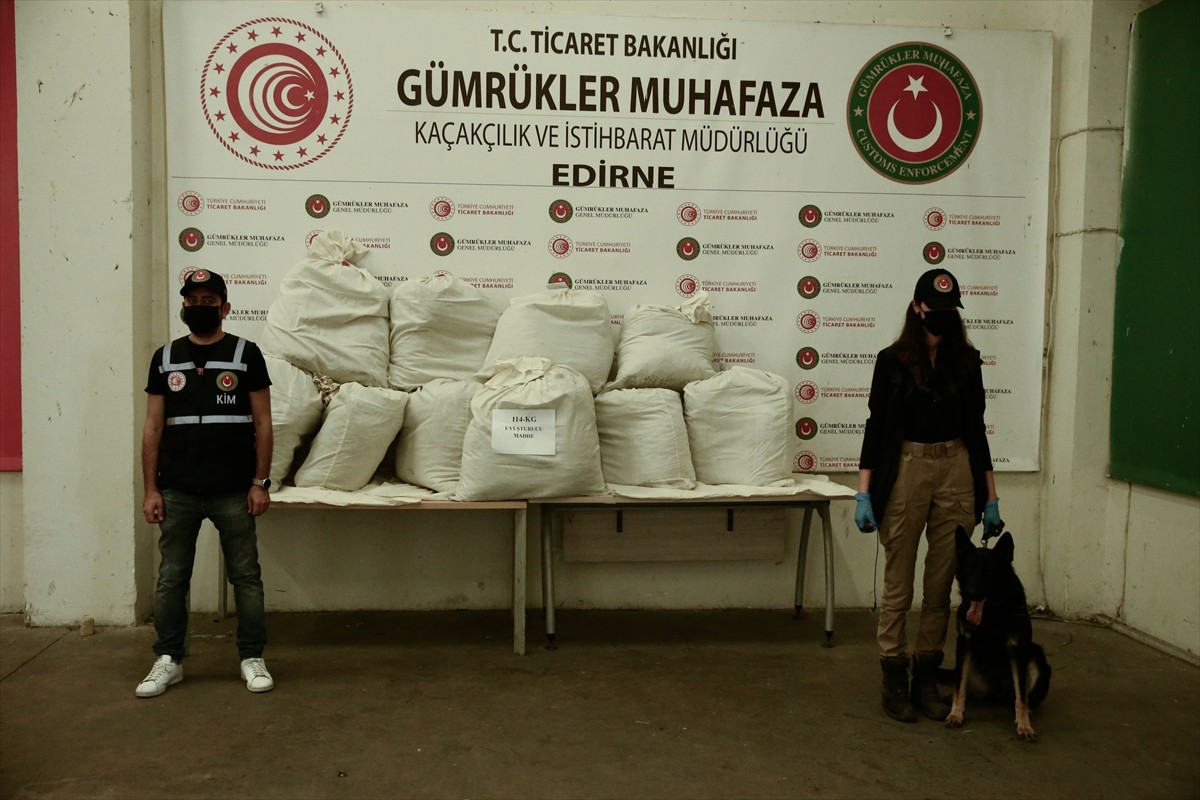 Edirne'deki Kapıkule Sınır Kapısı'nda, kimyasal madde taşımak için kullanılan bir tankere...