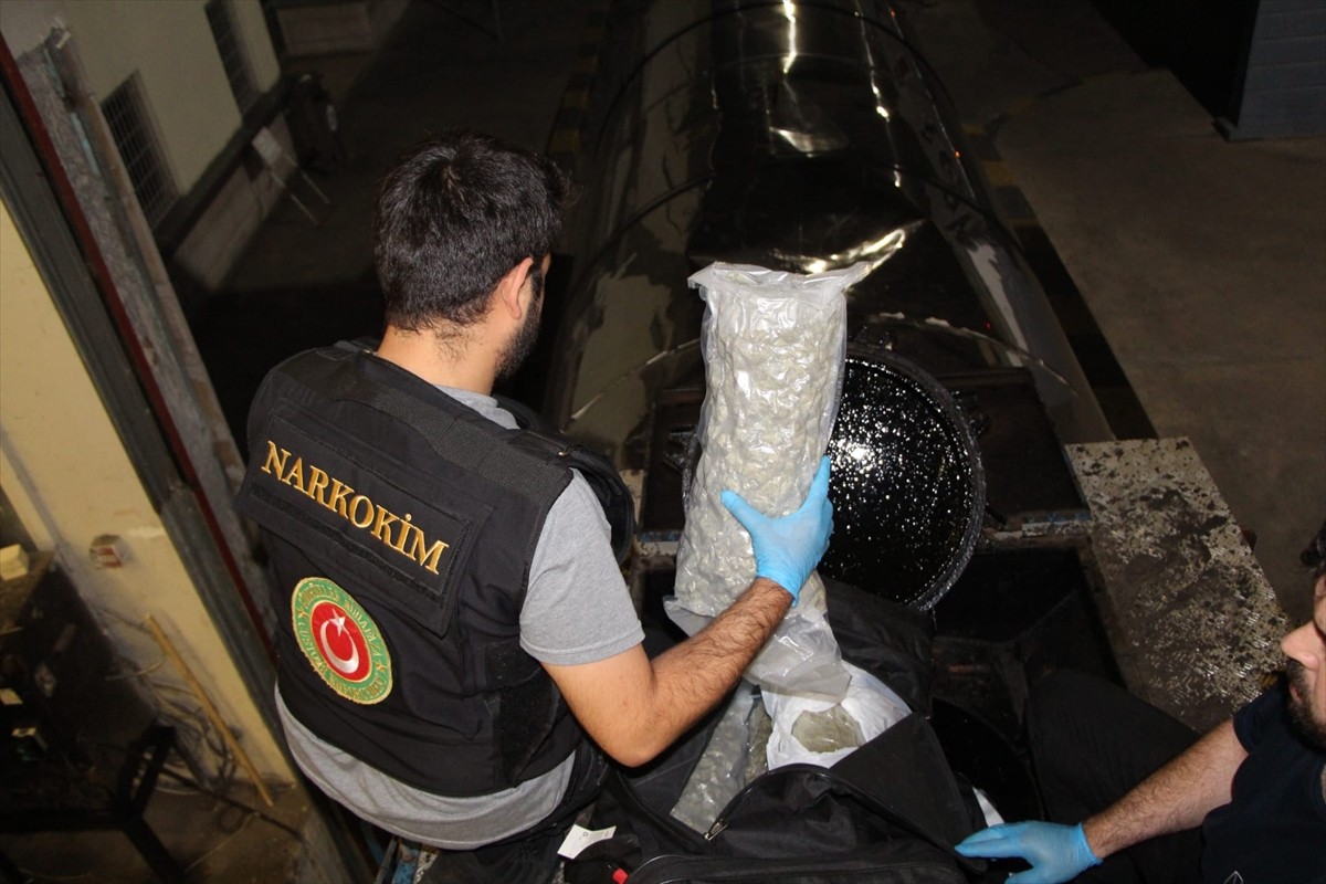 Edirne'deki Kapıkule Sınır Kapısı'nda, kimyasal madde taşımak için kullanılan bir tankere...