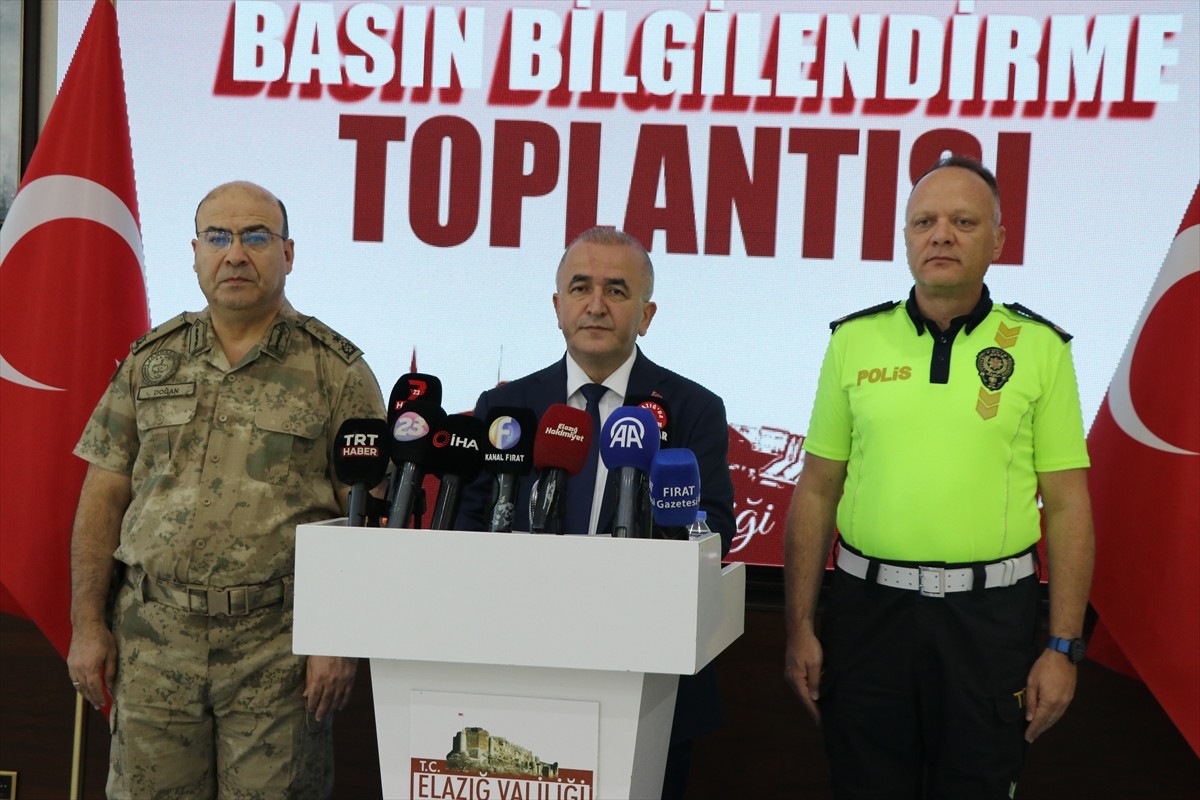 Elazığ Valisi Numan Hatipoğlu (ortada), Valilik Toplantı Salonu'nda düzenlenen "Asayiş ve Güvenlik...