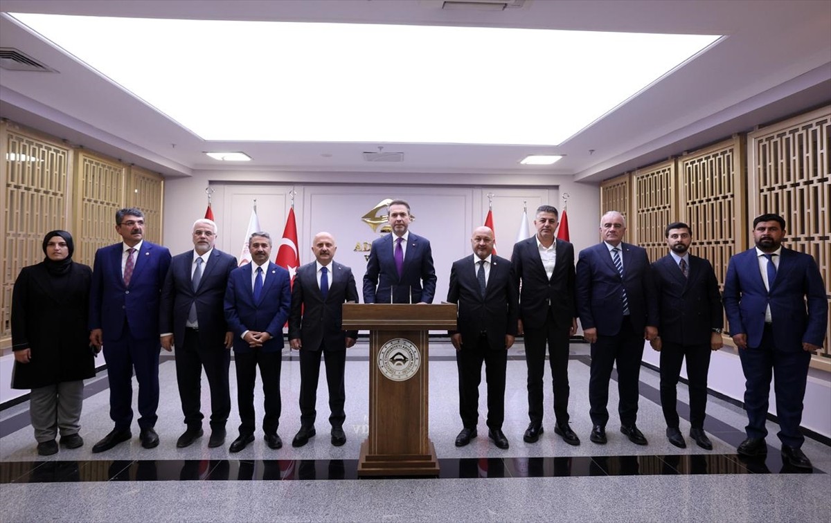 Enerji ve Tabii Kaynaklar Bakanı Alparslan Bayraktar, Adıyaman Valiliği'ni ziyaret etti.