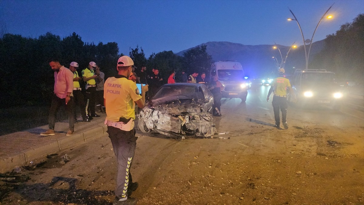 Erzincan’da otomobilin kamyonetle çarpıştığı trafik kazasında 3 kişi yaralandı