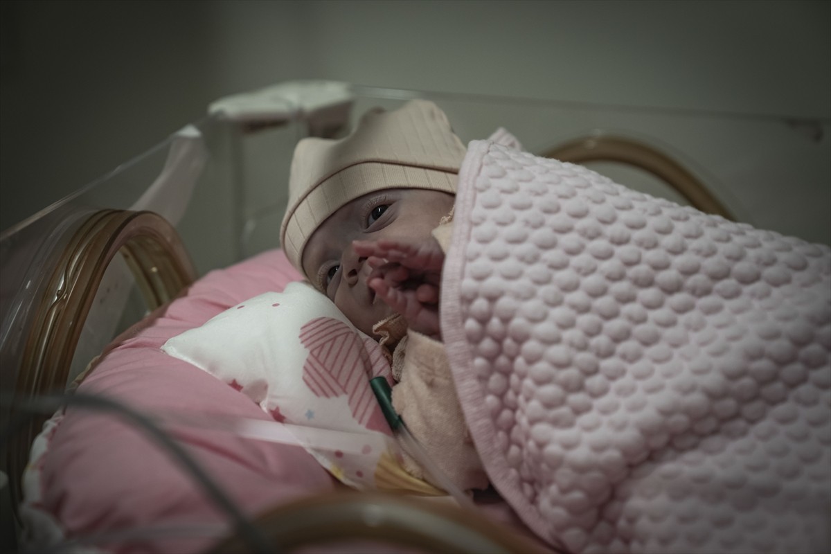 Erzurum'da 25 ve 26 haftalık biri 690, diğeri 780 gram doğan prematüre bebekler, organları...