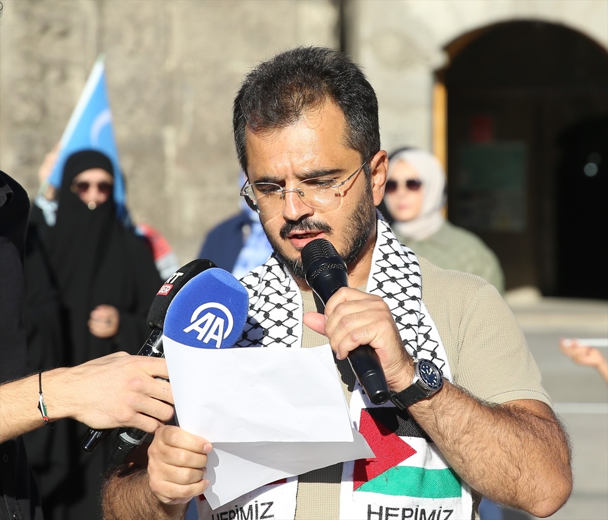 Erzurum'da hekimler ve sağlık çalışanları, İsrail'in Gazze'ye yönelik saldırılarını protesto etmek...
