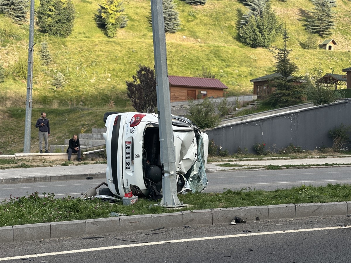 Erzurum'da meydana gelen trafik kazasında 2 kişi ağır yaralandı.