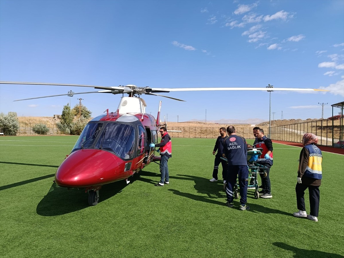  Erzurum'un Hınıs ilçesinde kalp krizi geçiren 41 yaşındaki hasta, ambulans helikopterle hastaneye...