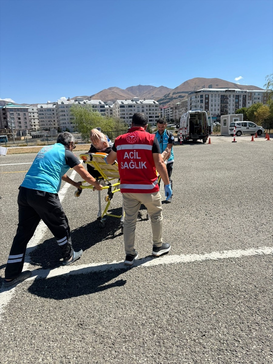 Erzurum'un Tekman ilçesinde kalp krizi geçiren 75 yaşındaki hasta, ambulans helikopterle hastaneye...