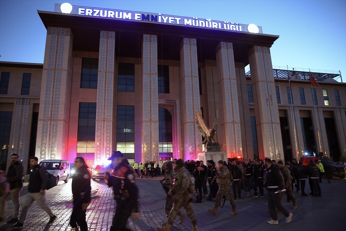 Erzurum İl Emniyet Müdürü Onur Karaburun, şehrin huzur ve güvenliği için tüm birimlerden yaklaşık...