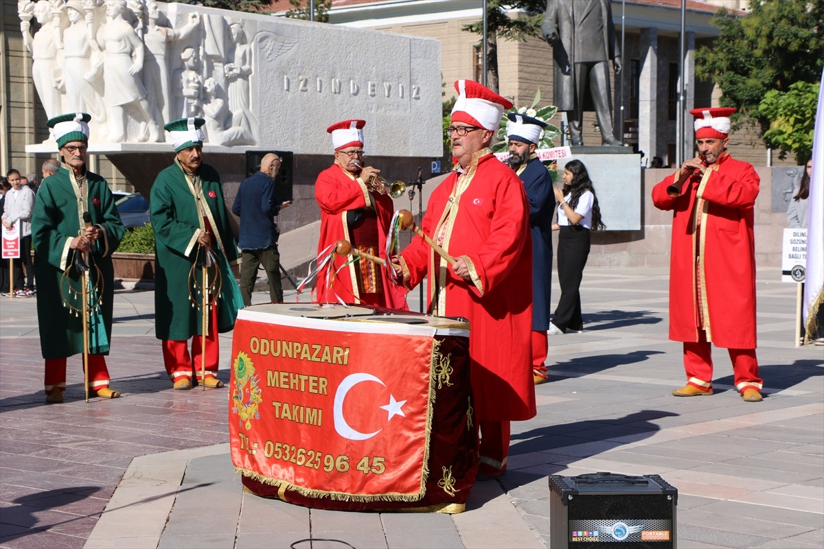 Eskişehir'de 38. Ahilik Haftası dolayısıyla Vilayet Meydanı'nda kutlama töreni yapıldı.
