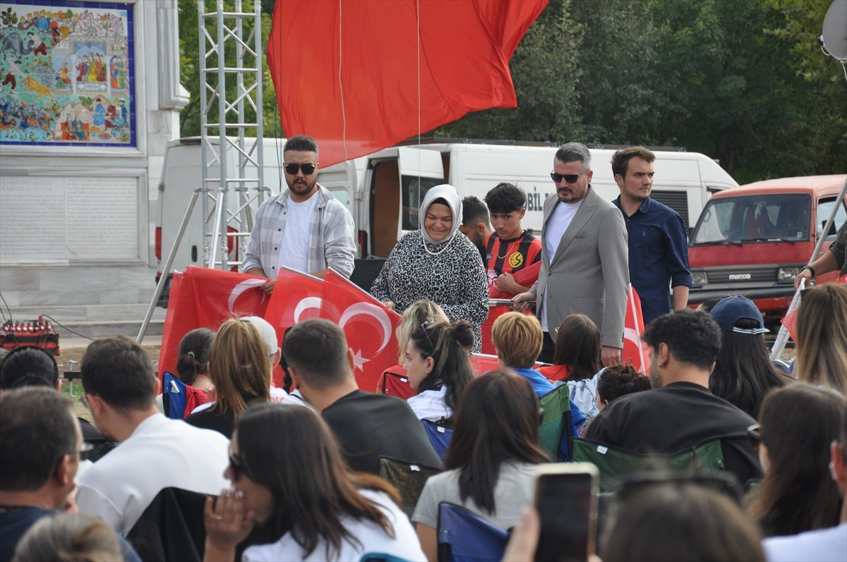 Eskişehir'de vatandaşlar, A Milli Kadın Voleybol Takımı'nın 2025 FIVB Dünya Şampiyonası'nın...