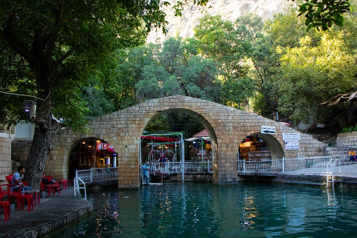 Eylül ayı olmasına rağmen sıcakların devam ettiği Irak'ın Duhok kentinde halk, Amedi nahiyesinde...
