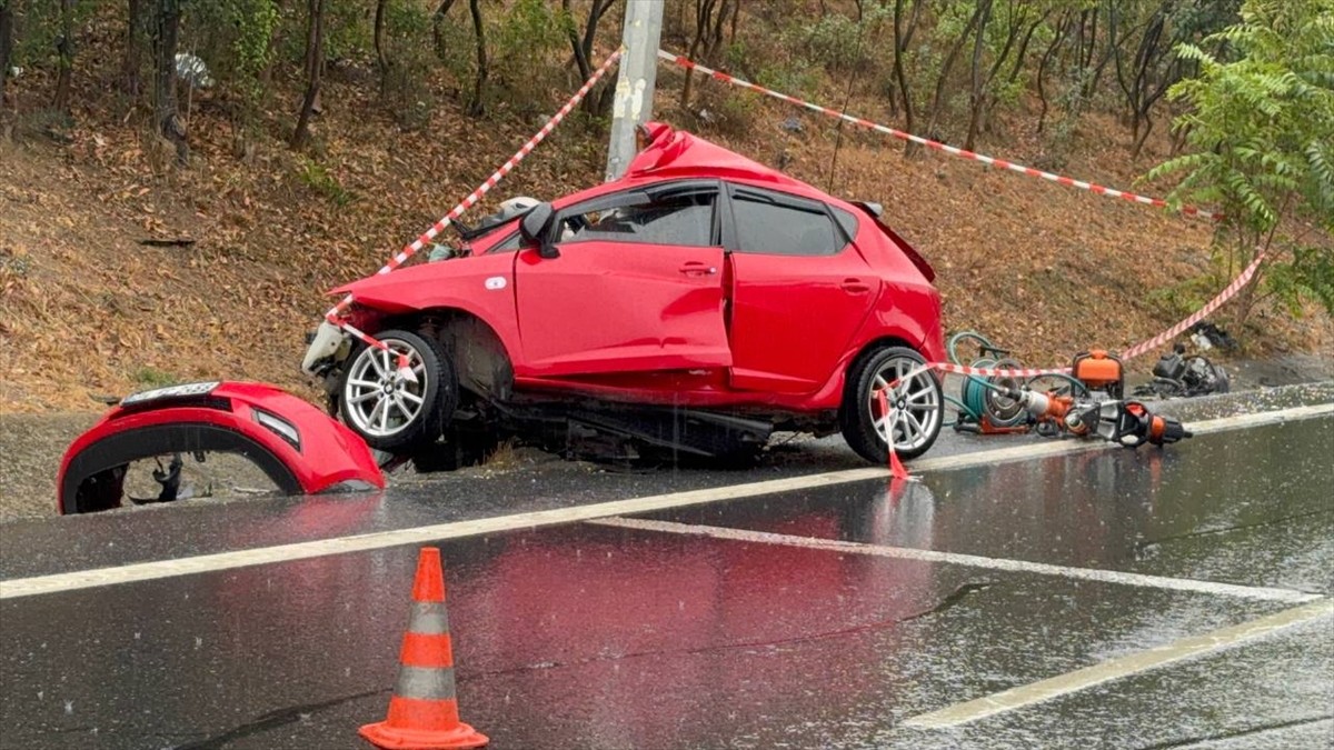 Eyüpsultan'da, kontrolden çıkarak aydınlatma direğine çarpan otomobilin sürücüsü hayatını...