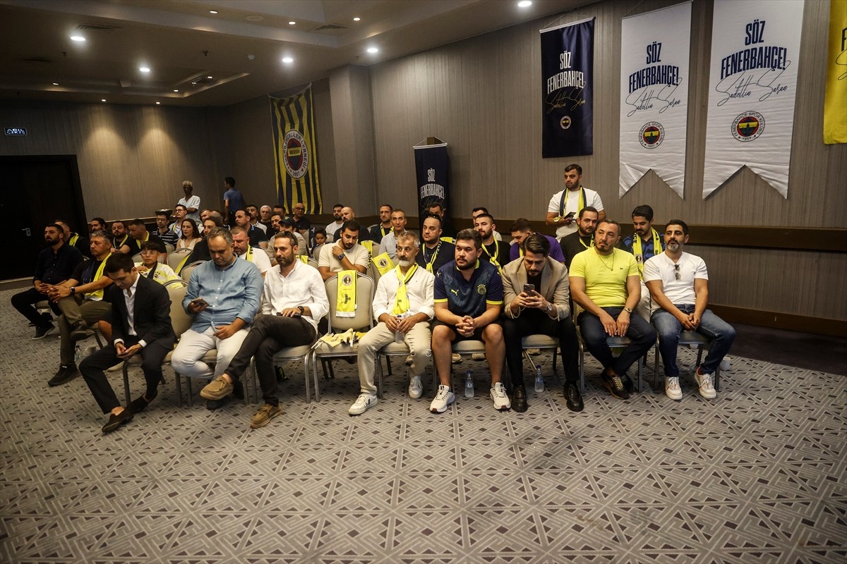 Fenerbahçe Kulübü Başkan Adayı Sadettin Saran, Mersin'de bir otelde düzenlenen "Söz Fenerbahçe...