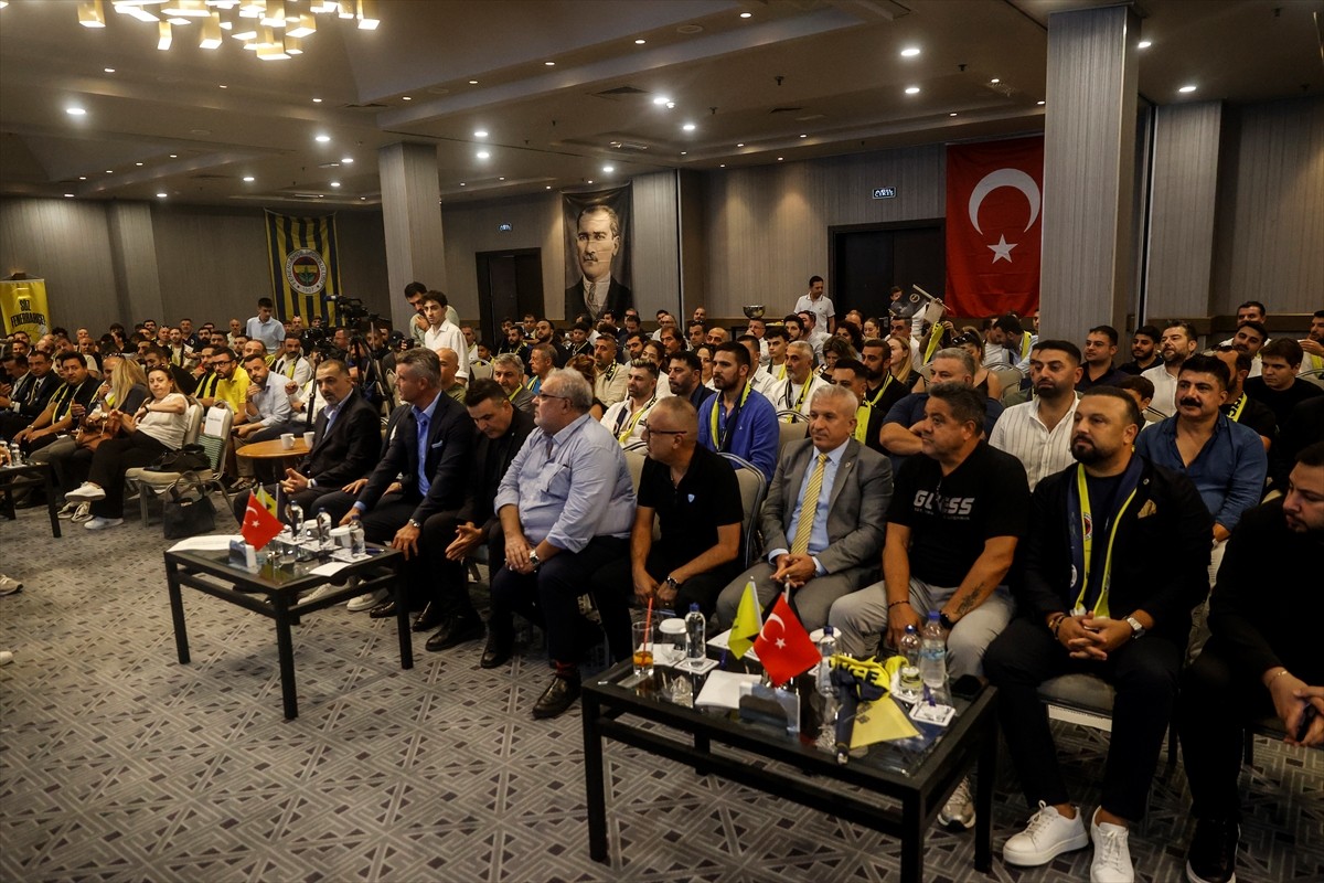 Fenerbahçe Kulübü Başkan Adayı Sadettin Saran, Mersin'de bir otelde düzenlenen "Söz Fenerbahçe...